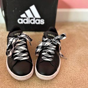 Adidas Advantage black & white sneaker